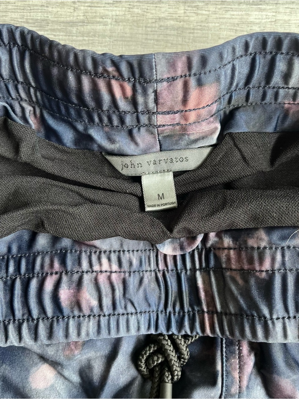 John Varvatos Men's Swim Shorts in Black with Dusky Pink Accents - Picture 2 of 2